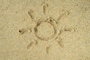 spiaggia sabbia struttura con sole disegnato foto