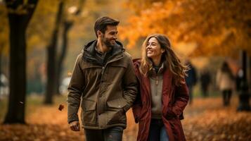 coppia a piedi nel parco con autunno fogliame foto