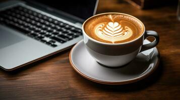 avvicinamento di un' il computer portatile e caffè foto