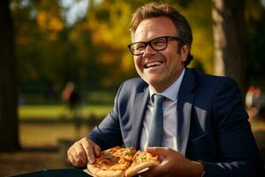 mezzo anziano uomo d'affari godendo Pizza pranzo nel parco isolato su un' pendenza sfondo foto