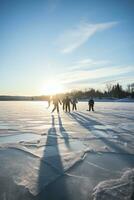 gruppo di persone ghiaccio pattinando su congelato lago foto