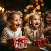 eccitato bambini apertura loro regali su Natale mattina foto