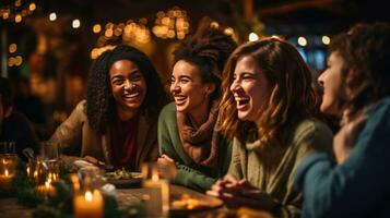 contento amici godendo un' festivo cena insieme foto