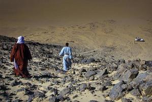 tassili n'ajjer, algeria 2010- una persona sconosciuta cammina nel deserto di tassili n'ajjer foto