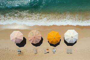 a partire dal sopra, un' travolgente spiaggia con gli ombrelli, lettini, e turchese acque ai generato foto