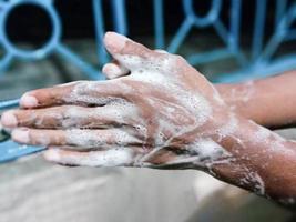 lavare a mano con schiuma di sapone foto