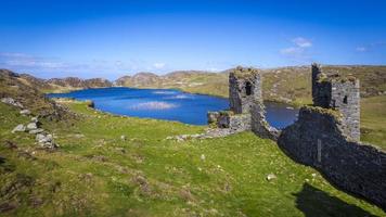 rilassante alla testa di tre castelli d'epoca sulla penisola di Mizen in Irlanda foto