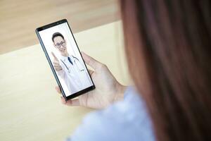 nero smartphone concetto Collegare per comunicazione attraverso in linea tecnologia. il medico può esaminare il paziente attraverso video chiamata. foto