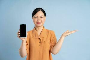 ritratto di un anziano donna utilizzando un' smartphone foto