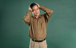 ritratto di mezzo anziano asiatico uomo in posa su blu sfondo foto