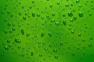 ghiaccio freddo acqua gocce su verde bicchiere astratto sfondo foto