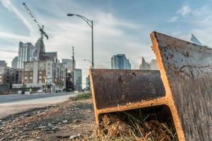 città moderna in costruzione al mattino foto