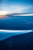 vista del tramonto dal finestrino dell'aereo foto