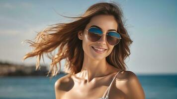 ritratto di sorridente giovane donna nel occhiali da sole, mare e palma alberi nel il sfondo. generativo ai foto