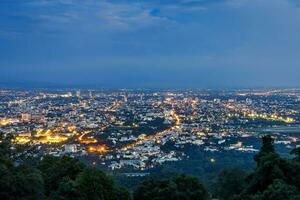 Visualizza paesaggio urbano al di sopra di il città centro di chiang mai, Tailandia a crepuscolo notte. foto