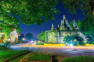 il leggero a partire dal il candela illuminato a notte in giro il Chiesa di buddista nel Vesak giorno a wat chet yot Sette pagoda tempio esso è un' maggiore turista attrazione nel chiang Mai, Tailandia. foto