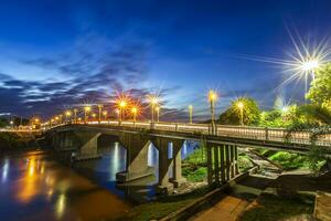 il colore di notte traffico leggero su il strada su il ponte eka thot sa radice ponte nel fitsanulok, Tailandia. foto