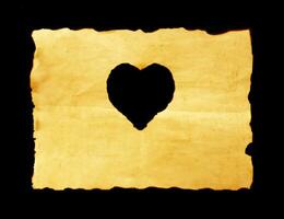 vecchio carta foglio con cuore simbolo su nero sfondo foto