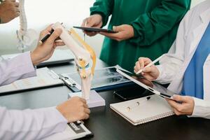 incontro squadra di medico e medico personale consultazione di il trattamento di cuore patologia, polmonite, gastrointestinale e stomaco malattie. e osteoporosi a ospedale foto