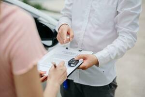 settore automobilistico attività commerciale, auto vendita o noleggio concetto cliente con auto commerciante agente fabbricazione affare e firma su accordo documento contrarre nel auto showroom o su strada foto