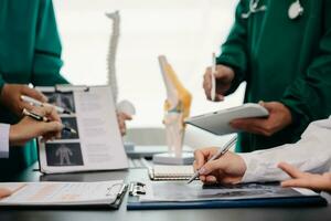 incontro squadra di medico e medico personale consultazione di il trattamento di cuore patologia, polmonite, gastrointestinale e stomaco malattie. e osteoporosi a ospedale foto