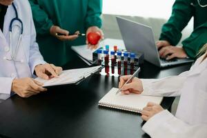 incontro squadra di medico e medico personale consultazione di il trattamento di cuore patologia, polmonite, gastrointestinale e stomaco malattie. e osteoporosi a ospedale foto