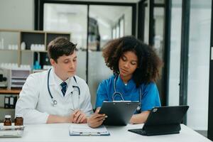 medico tecnologia Rete squadra incontro concetto. medico mano Lavorando con inteligente Telefono moderno digitale tavoletta e il computer portatile computer foto