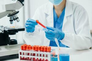 moderno medico ricerca laboratorio. femmina scienziato Lavorando con micro pipette analizzando biochimica campioni, Avanzate scienza chimico laboratorio foto