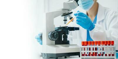 moderno medico ricerca laboratorio. femmina scienziato Lavorando con micro pipette analizzando biochimica campioni, Avanzate scienza chimico laboratorio foto