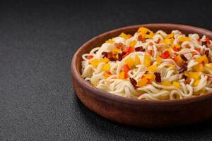 delizioso fresco asiatico tagliatelle con pezzi di la verdura, carne, con sale, spezie e erbe aromatiche foto