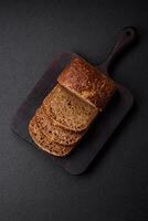 delizioso fresco croccante Marrone pane con cereali e semi foto