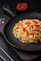 delizioso couscous porridge con cubi di grigliato verdure con sale e spezie foto