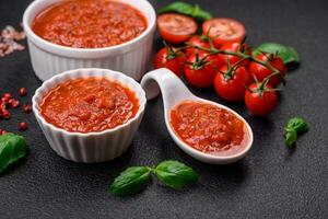 delizioso rosso napoletana salsa con cipolle, sale, spezie e erbe aromatiche foto