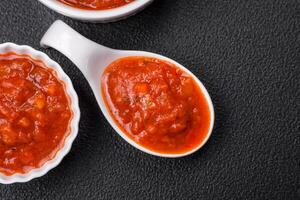 delizioso rosso napoletana salsa con cipolle, sale, spezie e erbe aromatiche foto