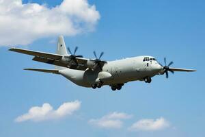 Senza titolo militare trasporto aereo a aria base. aeroporto e aeroporto. aria vigore e esercito volo operazione. aviazione e aereo. aria sollevare. militare industria. volare e volare. foto