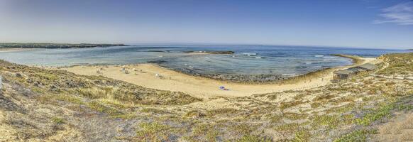 panoramico Immagine su il spiaggia di il portoghese costiero cittadina bairro monte vistoso foto