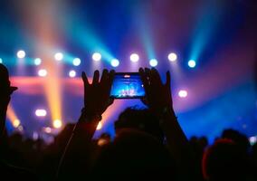 persone Tenere inteligente Telefono e registrazione e Fotografare nel concerto , silhouette di mani con mobile , evento sfondo concetto foto