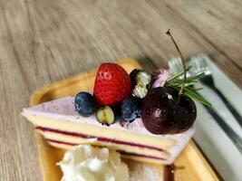 delizioso misto bacca torta di formaggio foto