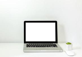 computer portatile mock up e mouse cactus bianco schermo vuoto sul tavolo. utilizzato per pubblicizzare il testo sullo schermo del computer foto