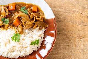 riso giapponese al curry con fettine di maiale, carota e cipolle foto