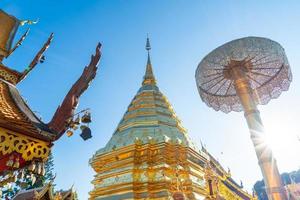 bellissimo monte d'oro al tempio di wat phra that doi suthep a chiang mai, in thailandia. foto