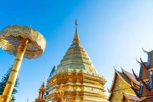 bellissimo monte d'oro al tempio di wat phra that doi suthep a chiang mai, in thailandia. foto