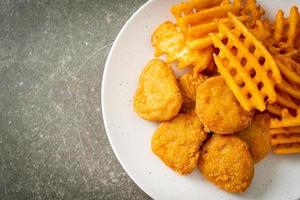 bocconcini di pollo fritto con patate fritte alla piastra foto