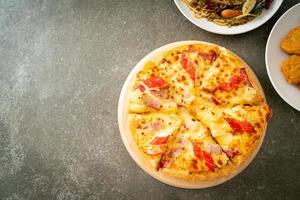 pizza prosciutto e bastoncini di granchio o pizza hawaiana