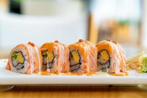 sushi roll di salmone con salsa sopra - stile cibo giapponese foto