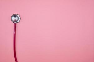 uno stetoscopio rosa su sfondo rosa