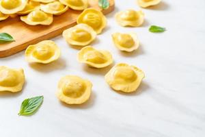 ravioli di pasta tradizionale italiana foto