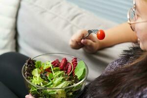 asiatico sovrappeso donna dieta peso perdita mangiare fresco fresco fatti in casa insalata salutare mangiare concetto obeso donna con peso dieta stile di vita. foto