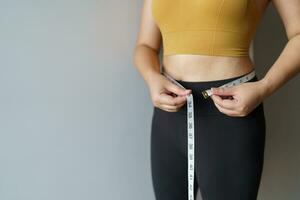 donna volere per perdere peso con un' centimetro forma su salutare stomaco muscolo e dieta misurazione vita con misurare nastro dopo dieta peso controllo foto