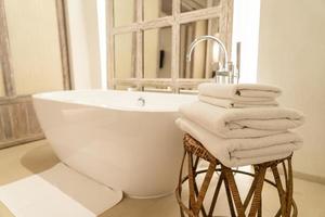 asciugamano con vasca da bagno in bagno di lusso foto
